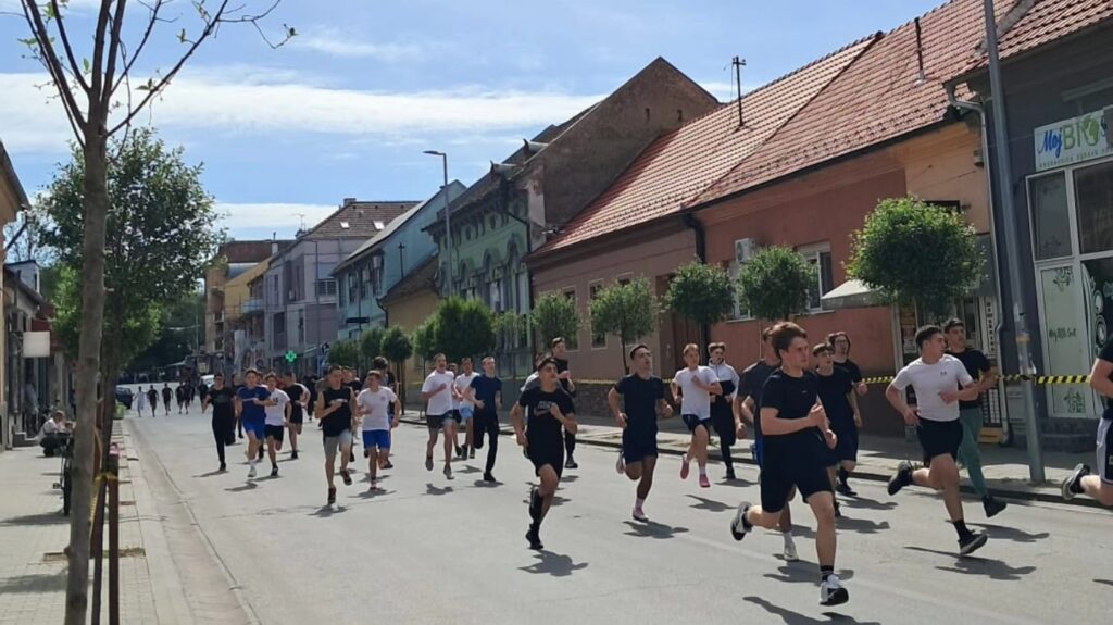 Đurđevdanski kros u Vršcu okupio učenike u duhu zajedništva i prijateljstva 690682064 122168763542902484 5160880193951846312 N 1024x575